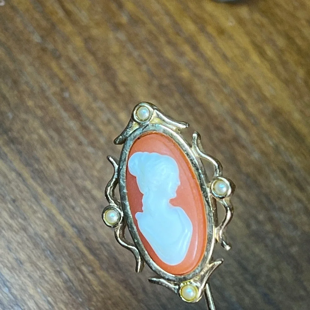 Vtg Avon Gold Tone Coral Faux Cameo Seed Pearl Stick Pin Lapel Scarf Accessory